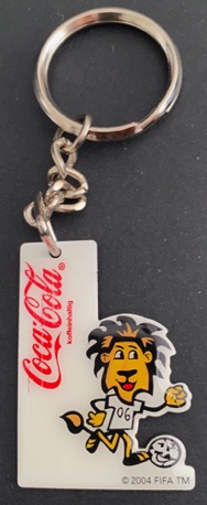 93255-2 € 2,50 coca cola sleutelhanger mascotte 2004.jpeg